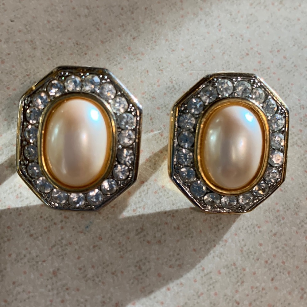 TAT vintage gold tone faux pearl rhinestone pierced earrings (184)